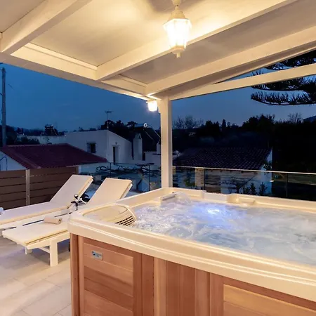 Cozy Secret With Jetted Tub